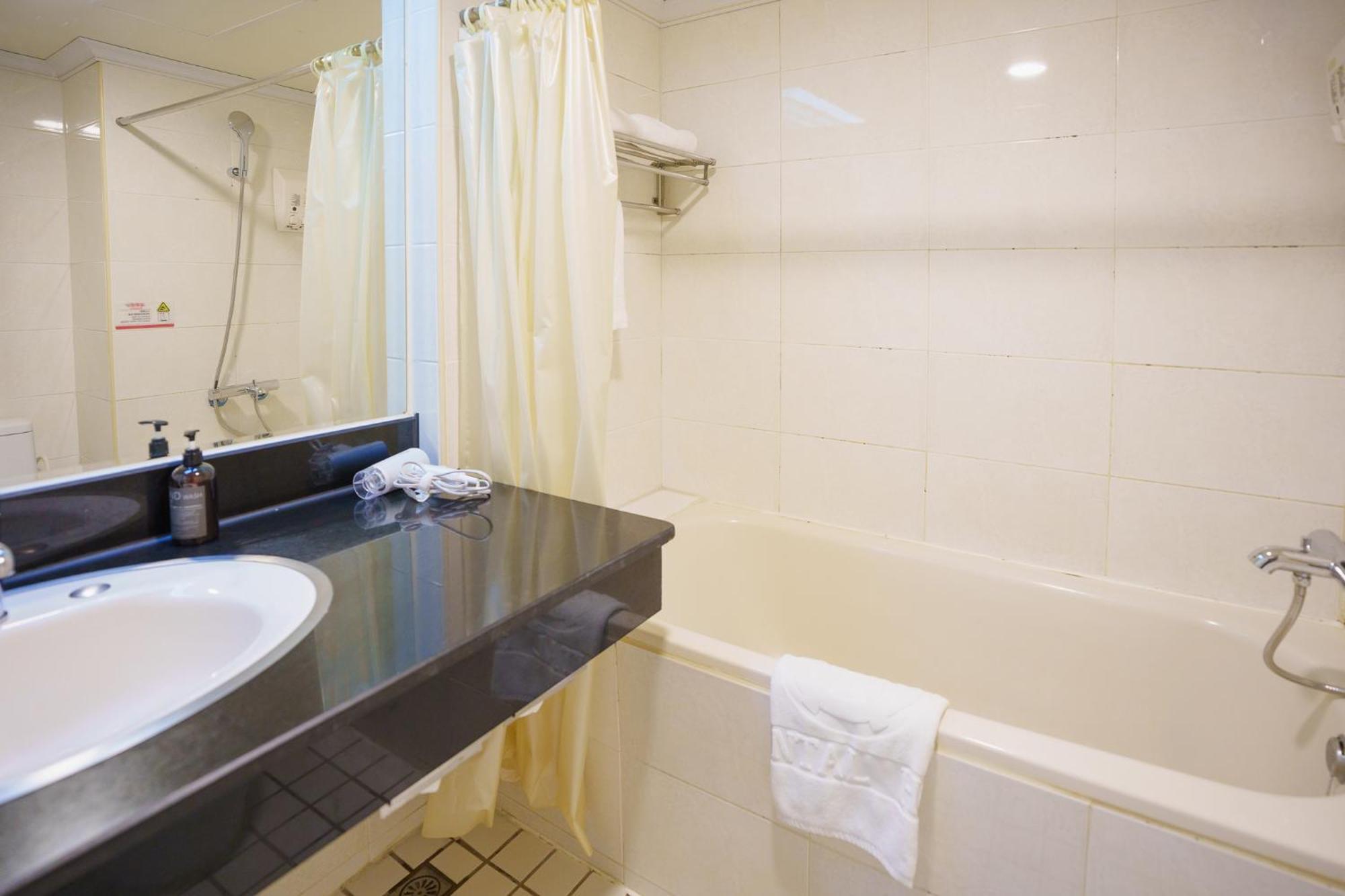 Oriental Hotel Tainan Luaran gambar