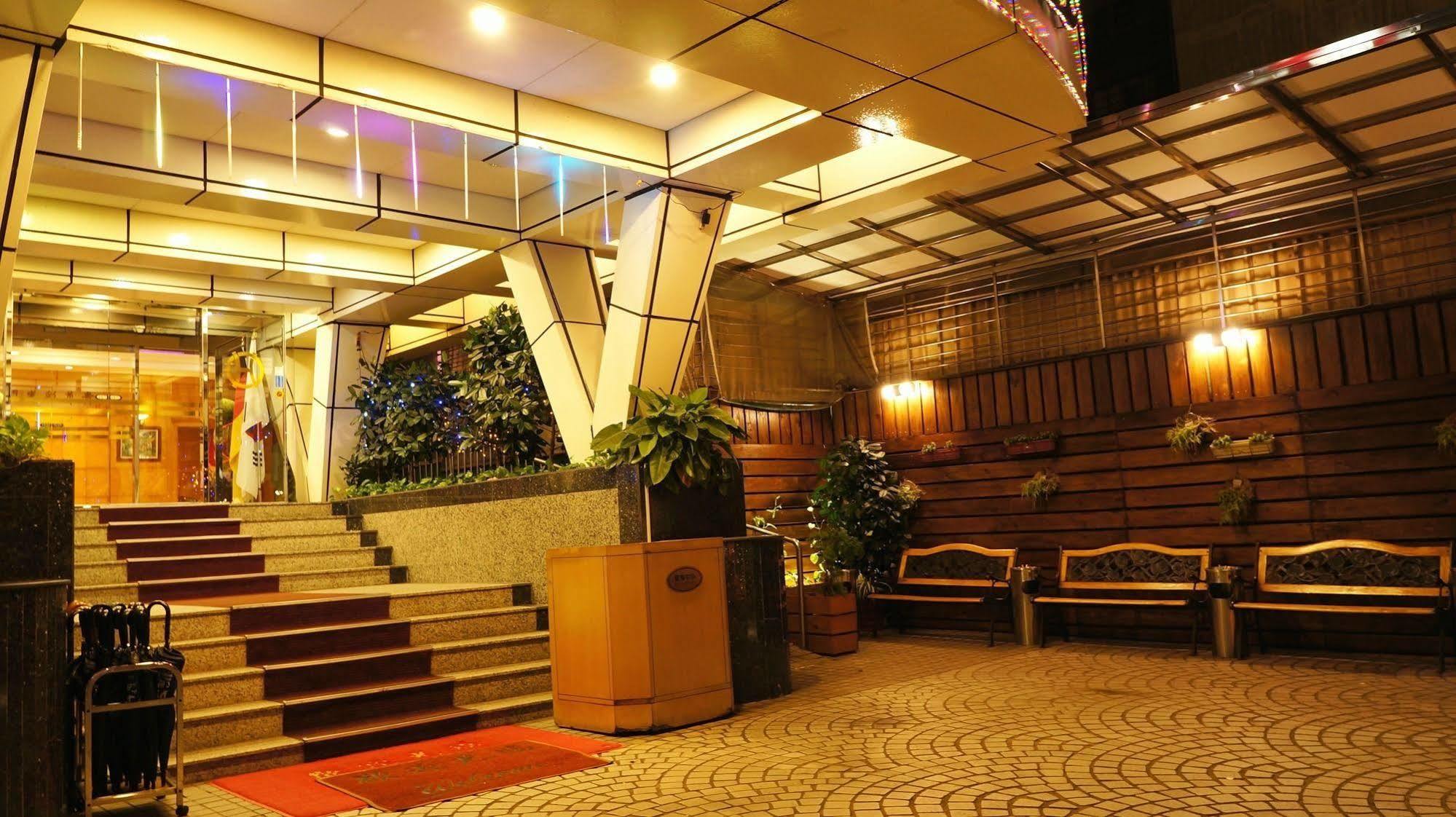 Oriental Hotel Tainan Luaran gambar