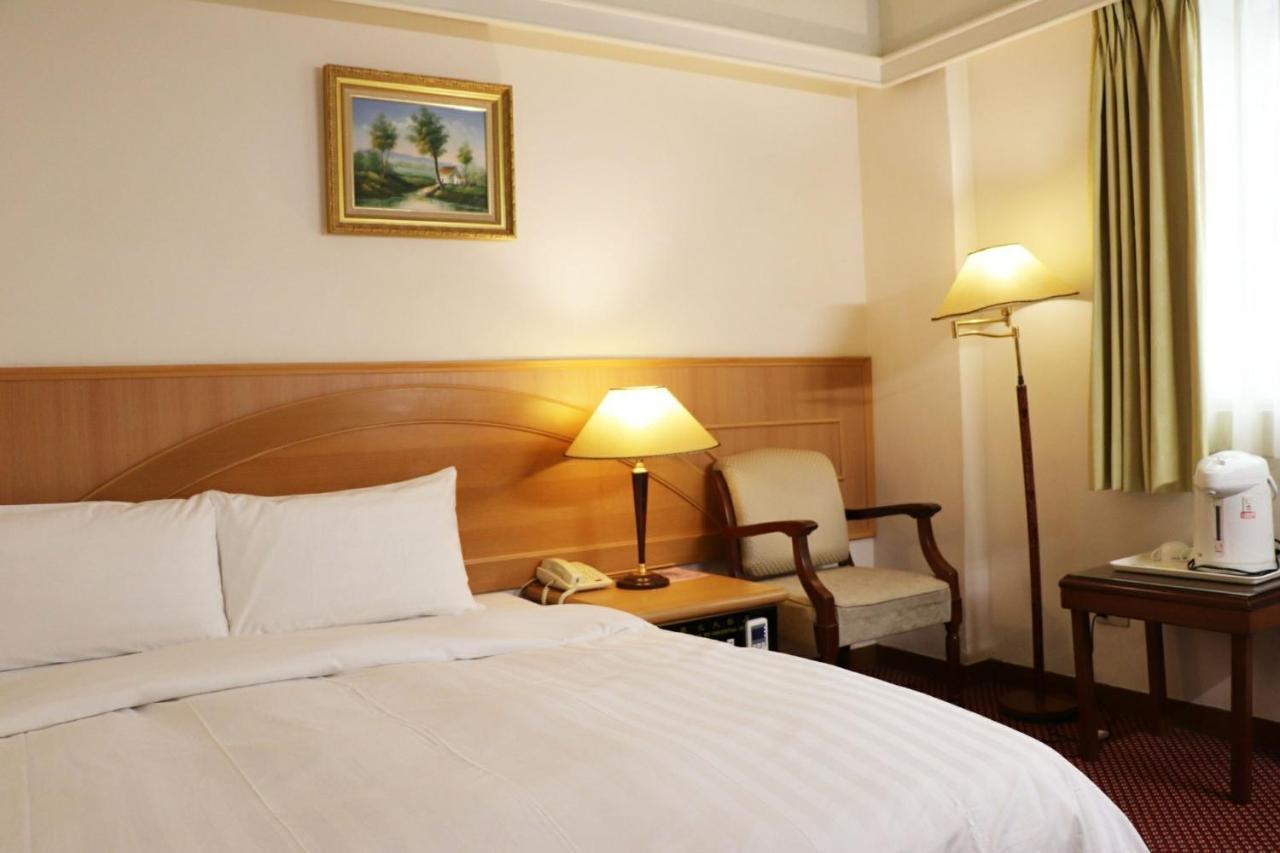 Oriental Hotel Tainan Luaran gambar